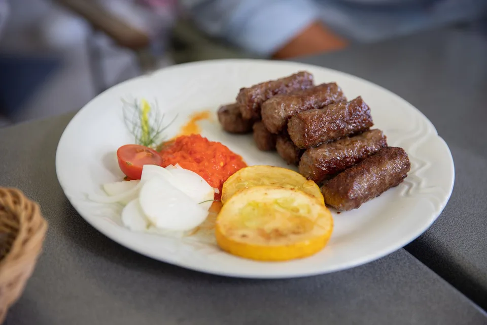 Ćevapi s ajvarom i lukom (ilustrativna fotografija)