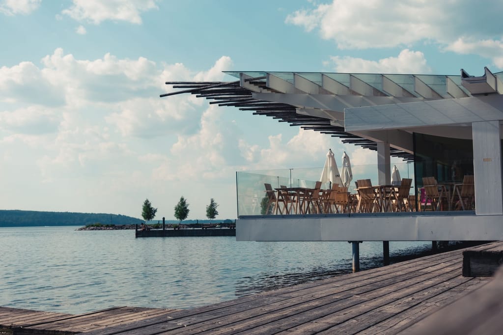 Terasa restorana uz mirno jezero (ilustrativna fotografija)